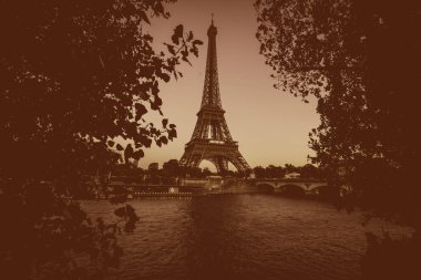 Paris'te Seine Nehri'nden Eyfel Kulesi