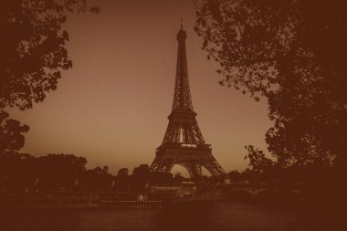 Paris'te Seine Nehri'nden Eyfel Kulesi