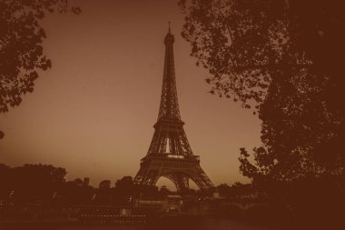 Paris'te Seine Nehri'nden Eyfel Kulesi