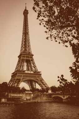 Paris'te Seine Nehri'nden Eyfel Kulesi
