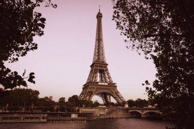 Paris'te Seine Nehri'nden Eyfel Kulesi