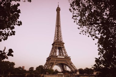 Paris'te Seine Nehri'nden Eyfel Kulesi