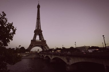 Paris'te Seine Nehri'nden Eyfel Kulesi