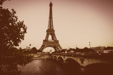 Paris'te Seine Nehri'nden Eyfel Kulesi