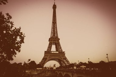 Paris'te Seine Nehri'nden Eyfel Kulesi