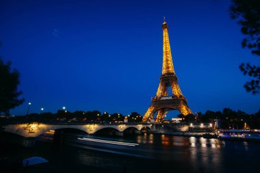 Paris-Ekim 4: Eyfel Kulesi Doğum günü için şenlikli aydınlatma (Bu açık Mart 31 1889), Seine iskelesinden görünümü, Ekim 4, 2016 Paris, Fransa.