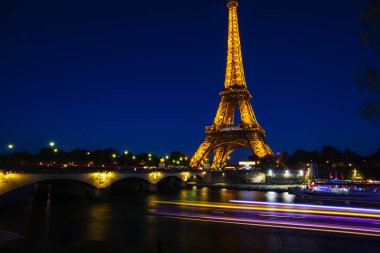 Paris-Ekim 4: Eyfel Kulesi Doğum günü için şenlikli aydınlatma (Bu açık Mart 31 1889), Seine iskelesinden görünümü, Ekim 4, 2016 Paris, Fransa.