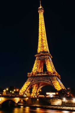Paris-4 Ekim. Işık performans gösterisi Ekim 4, 2016 Paris 'te. Eiffel Kulesi 324 metre (1.063 ft) boyunda duruyor. Anıt 1889 yılında inşa edildi, yen Köprüsü gece görünümü