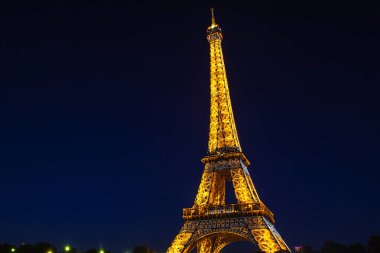 Paris-4 Ekim. Işık performans gösterisi Ekim 4, 2016 Paris 'te. Eiffel Kulesi 324 metre (1.063 ft) boyunda duruyor. Anıt 1889 yılında inşa edildi, yen Köprüsü gece görünümü