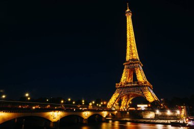 Paris-4 Ekim. Işık performans gösterisi Ekim 4, 2016 Paris 'te. Eiffel Kulesi 324 metre (1.063 ft) boyunda duruyor. Anıt 1889 yılında inşa edildi, yen Köprüsü gece görünümü