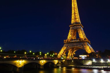 Paris-4 Ekim. Işık performans gösterisi Ekim 4, 2016 Paris 'te. Eiffel Kulesi 324 metre (1.063 ft) boyunda duruyor. Anıt 1889 yılında inşa edildi, yen Köprüsü gece görünümü