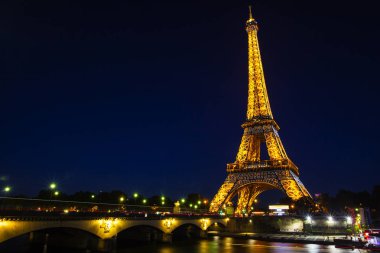 Paris-4 Ekim. Işık performans gösterisi Ekim 4, 2016 Paris 'te. Eiffel Kulesi 324 metre (1.063 ft) boyunda duruyor. Anıt 1889 yılında inşa edildi, yen Köprüsü gece görünümü