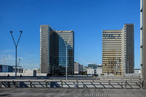 フランス 月4日 2016 1995 年に建てられ パリのランドマークガラスの建物 Bibliotheque ナショナルフランソワ ミッテランはフランスの建築家ドミニク Perrault — ストック写真