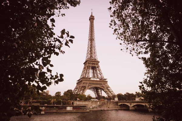 从巴黎的塞纳河埃菲尔铁塔 — 图库照片