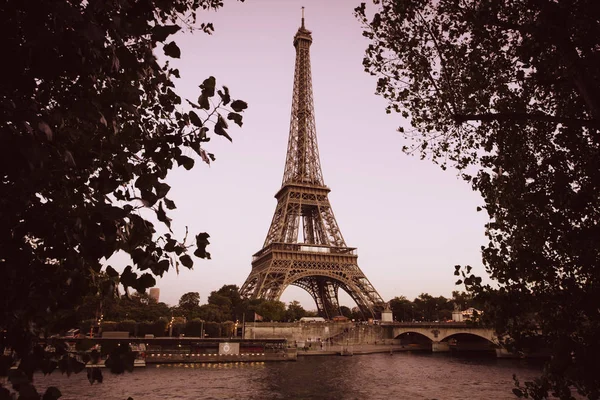 Paris'te Seine Nehri'nden Eyfel Kulesi