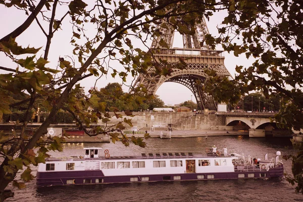 Torre Eiffel Desde Río Sena París —  Fotos de Stock