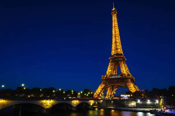 10月4日 埃菲尔铁塔在节日照明到生日 它是开放于 1889年3月31日 从塞纳河码头 2016年10月4日在法国巴黎的看法 — 图库照片
