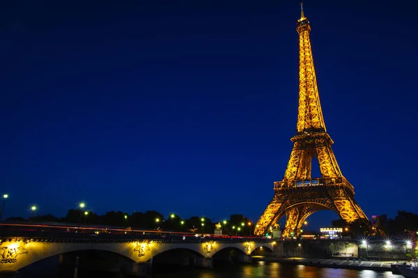 10月4日 埃菲尔铁塔在节日照明到生日 它是开放于 1889年3月31日 从塞纳河码头 2016年10月4日在法国巴黎的看法 — 图库照片