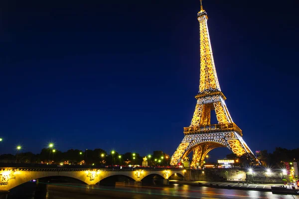 10月4日 2016年10月4日在巴黎举行的灯光表演展 埃菲尔铁塔高324米 063 纪念碑建于 1889年 可以看到延桥的夜景 — 图库照片