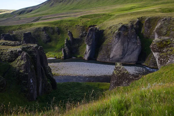 Csodálatos Fjadrargljufur canyon, nyáron, Izland — Stock Fotó