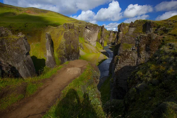 Hämmästyttävä Fjadrargljufur kanjoni kesällä, Islanti — kuvapankkivalokuva