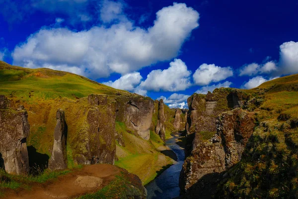 Csodálatos Fjadrargljufur canyon, nyáron, Izland — Stock Fotó