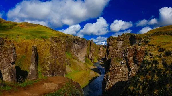 Niesamowity kanion Fjadrargljufur w lecie, Islandia — Zdjęcie stockowe