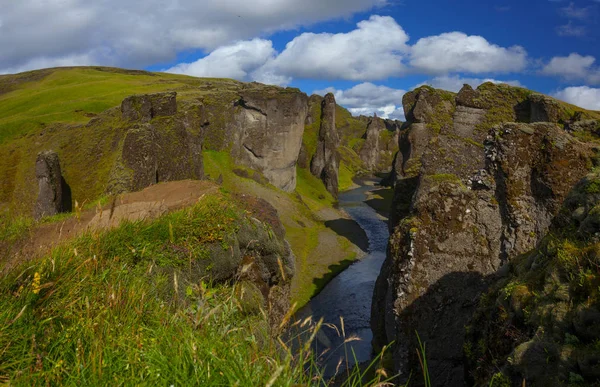 Erstaunliche Fjadrargljufur Schlucht im Sommer, Island — Stockfoto