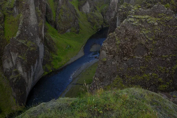 Amazing Fjadrargljufur Canyon in de zomer, IJsland — Stockfoto