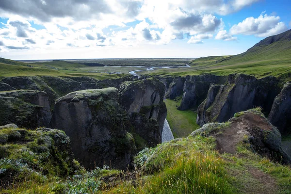 Amazing Fjadrargljufur Canyon in de zomer, IJsland — Stockfoto