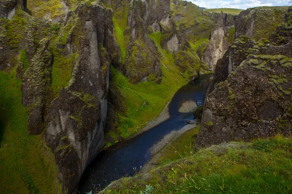 Fantastiska Fjadrargljufur canyon i sommar, Island — Stockfoto