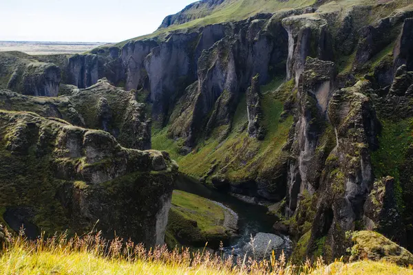 Amazing Fjadrargljufur Canyon in de zomer, IJsland — Stockfoto