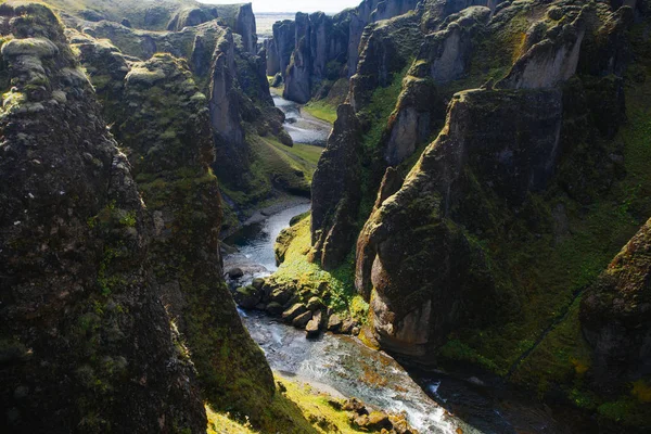 Erstaunliche Fjadrargljufur Schlucht im Sommer, Island — Stockfoto