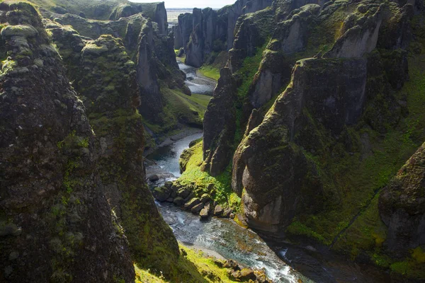 Increíble cañón de Fjadrargljufur en verano, Islandia —  Fotos de Stock