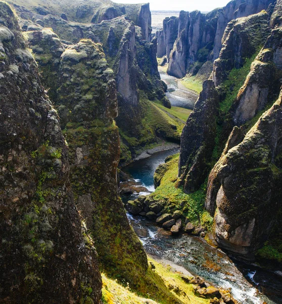 Fantastiska Fjadrargljufur canyon i sommar, Island — Stockfoto