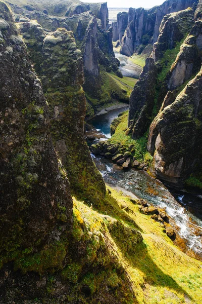 惊人的 Fjadrargljufur 峡谷在夏天, 冰岛 — 图库照片