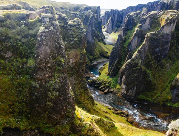 Increíble cañón de Fjadrargljufur en verano, Islandia — Foto de Stock