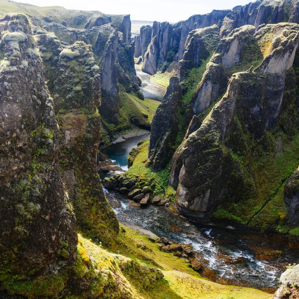 Fantastiska Fjadrargljufur canyon i sommar, Island — Stockfoto