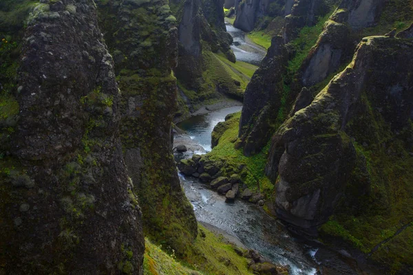 Csodálatos Fjadrargljufur canyon, nyáron, Izland — Stock Fotó