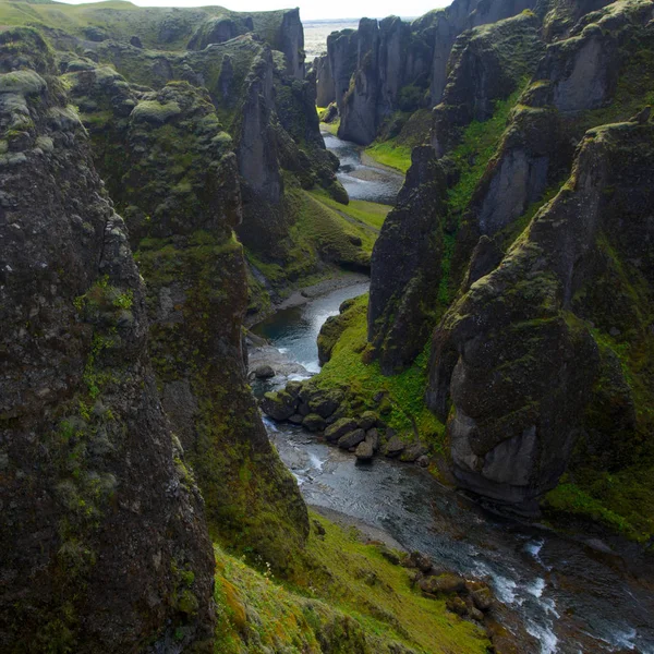 Increíble cañón de Fjadrargljufur en verano, Islandia — Foto de Stock