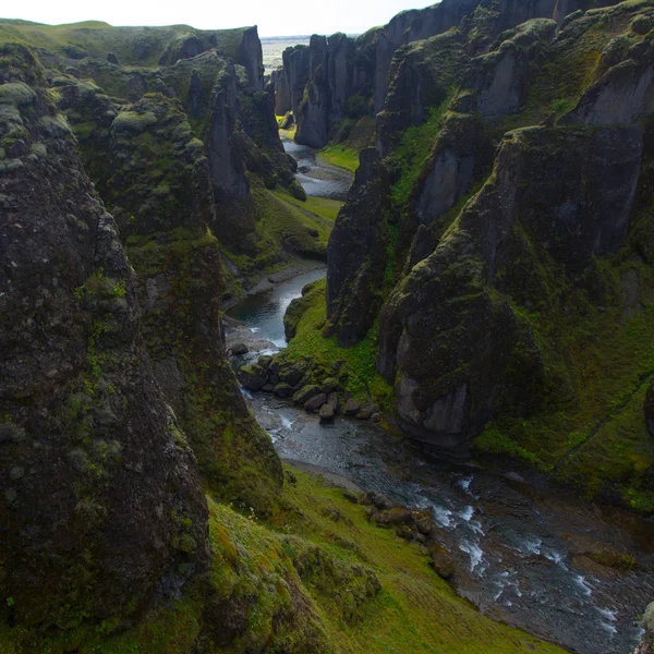 Increíble cañón de Fjadrargljufur en verano, Islandia —  Fotos de Stock