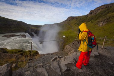 Mutlu turist kadın parlak giysiler ve sarı ceket, zevk