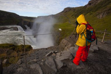 Parlak sarı ve kırmızı giysiler içinde kadın inanılmaz fotoğraf yapma 