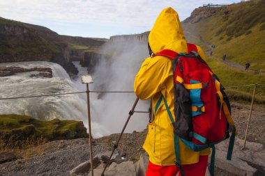 Parlak sarı ve kırmızı giysiler içinde kadın inanılmaz fotoğraf yapma 