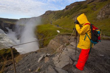 Parlak sarı ve kırmızı giysiler içinde kadın inanılmaz fotoğraf yapma 