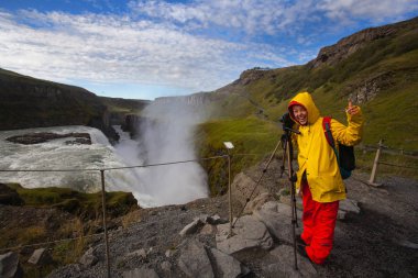 Parlak sarı ve kırmızı giysiler içinde kadın inanılmaz fotoğraf yapma 