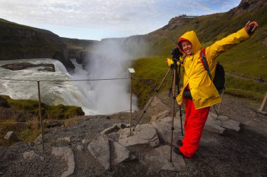 Parlak sarı ve kırmızı giysiler içinde kadın inanılmaz fotoğraf yapma 
