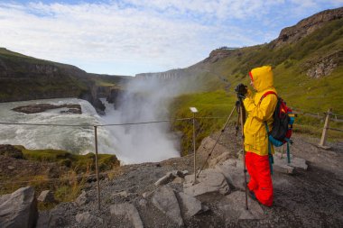 Parlak sarı ve kırmızı giysiler içinde kadın inanılmaz fotoğraf yapma 