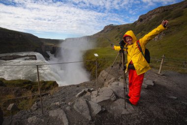 Parlak sarı ve kırmızı giysiler içinde kadın inanılmaz fotoğraf yapma 