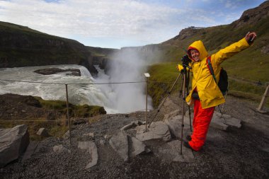 Parlak sarı ve kırmızı giysiler içinde kadın inanılmaz fotoğraf yapma 